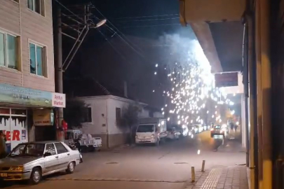 Elektrik telleri kısa devre yaptı, kıvılcımlar sokağı aydınlattı