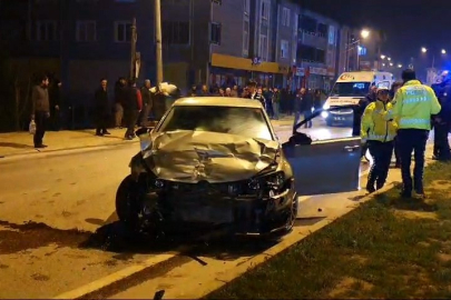 Kavşakta 2 otomobil çarpıştı: 2’si ağır 4 yaralı