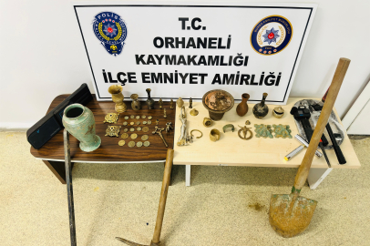 Tarihi eser kaçakçısı defineciler kazı yaparken yakalandı