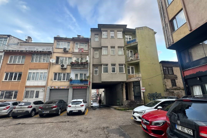 Kolonları olmadan ayakta duran binaya bakan bir daha bakıyor