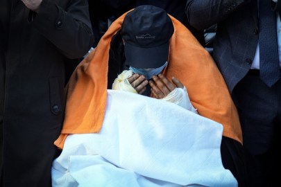 Vücudundaki kırıklara aldırmadı, özel izinle eşi ve 2 çocuğunu son yolculuklarına uğurladı