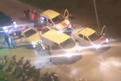 Yoğun trafiği hiçe saydılar, yolu kesip böyle eğlendiler