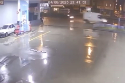 Kontrolden çıkan otomobil duvara çarptı, o anlar kamerada