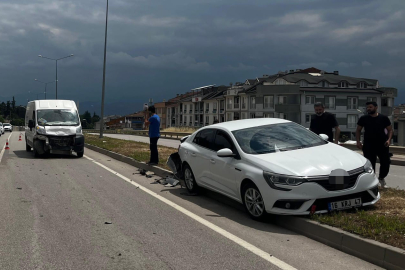 Minibüs ile otomobil çarpıştı : 1 yaralı