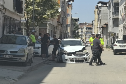Bursa'da otomobiller çarpıştı: 3 yaralı