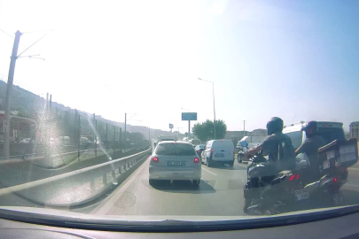 'Yoğun trafikten kaçayım' diyen iki motosikletli böyle çarpıştı
