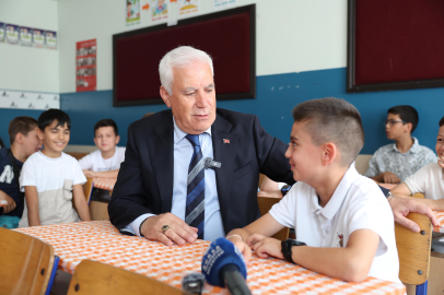 Başkan Bozbey, öğrencilerin karne sevincine ortak oldu