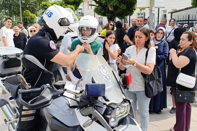 Kimliğini düşüren gencin imdadına yunus polisleri yetişti