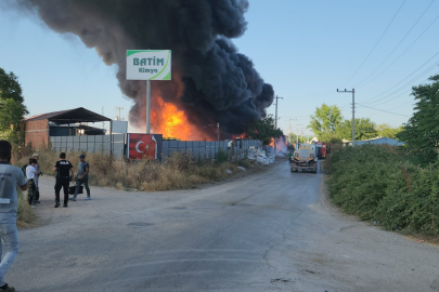 Bursa'da plastik fabrikası alevlere teslim oldu