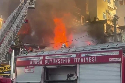 Tarihi semtte çıkan yangın söndürüldü: 5 iş yeri zarar gördü