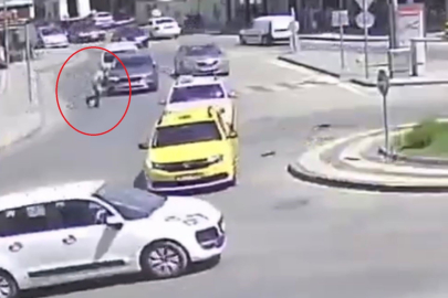 Görenleri hayrete düşüren kaza kamerada... Otomobilin çarpmasıyla savruldu hiçbir şey olmamış gibi yoluna devam etti