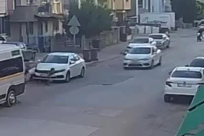 Yola fırlayan oğlunu tutmak isteyen anne, oğluyla otomobilin altında kaldı