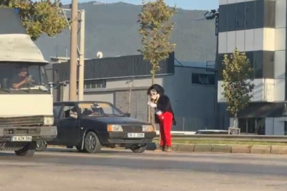 Mendil satıcısı 'Miki Fare' büyük ilgi gördü