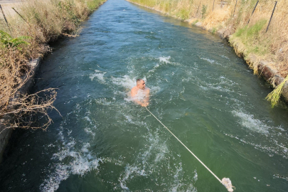 40 derecede sulama kanalında serinlediler