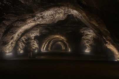 Termometreler 40 dereceyi aştı: Vatandaşlar, serinlemek için yerin 150 metre altına iniyor