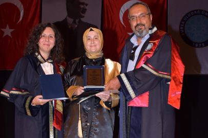 50 yaşındaki 5 çocuklu anne, üniversitede bölüm birincisi oldu