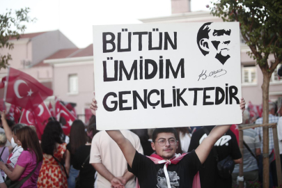 Bursa'da 30 Ağustos Zafer Bayramı coşkusu fener alayı ve Göksel konseriyle taçlandı