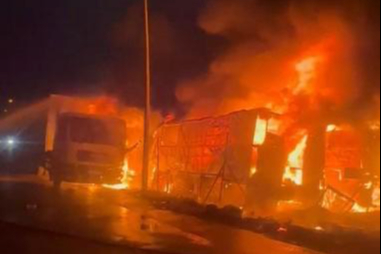 Bursa'da 3 kamyon ve 1 tır alev alev yandı, ortalık savaş alanına döndü