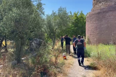 Bursa'da tarihi surların dibinde erkek cesedi bulundu