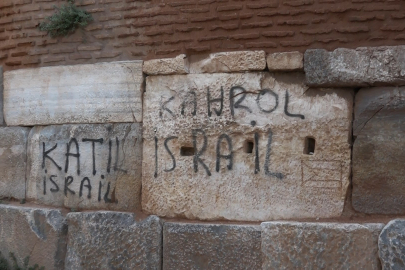 'Katil İsrail' yazısı isyan ettirdi