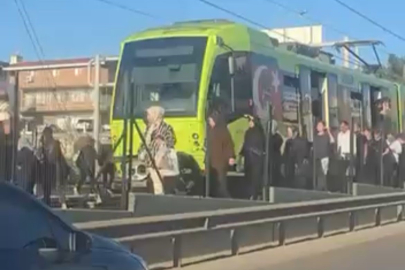 Bursa'da metro durdu, vatandaşlar raylardan yürüdü