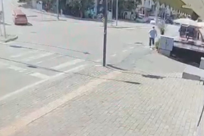 Bursa'da el freni çekilmeyen otomobil metrelerce geri gelip kuyumcuya daldı