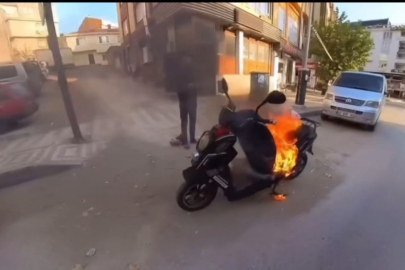 Bursa'da motosiklet alev topuna döndü, vatandaş vileda kovasıyla müdahale etti
