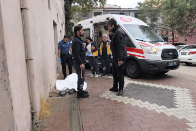 Yaşlı adam sokakta ölü bulundu