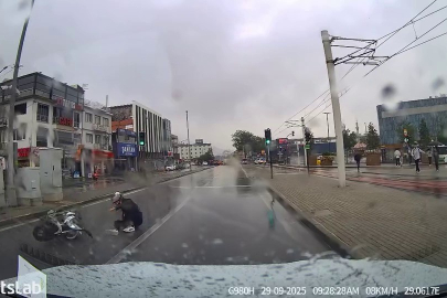 Bursa'da motosikletli yağışlı havada drift attı, yere kapaklandı