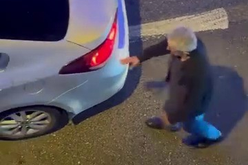 Alkollü sürücü tek şeritli yolda trafiği kesti, trafik polisi gibi davranıp devam etti