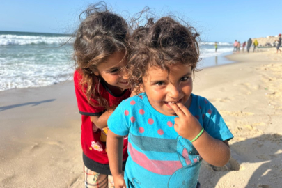 Gazzeli çocukların insani yardım getirecek aktivistleri sahilde umutla bekleyişi sürüyor