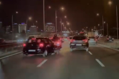 Otomobilin çarptığı motosikletli savruldu