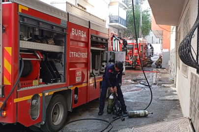 Çatı katında çıkan yangın paniğe neden oldu