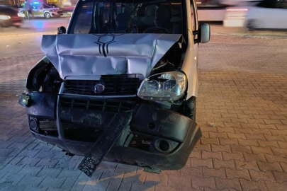 Bursa’da hafif ticari araç tırla çarpıştı: 2 yaralı