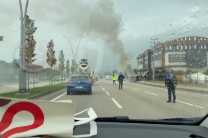 Seyir halinde alev alan otomobile polisler müdahale etti