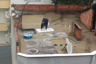 Yağmurlu havada çatıda halı yıkadı, görenler şaştı kaldı