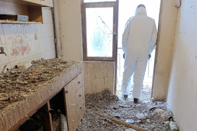 Bursa’da çöp eve dönen bina mahkeme kararıyla boşaltıldı