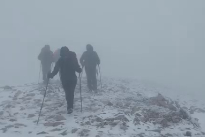 Uludağ'da yılın ilk karını zirvede kutladılar