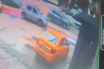 Bursa'da otobüs ve kamyonetin altında kaldılar