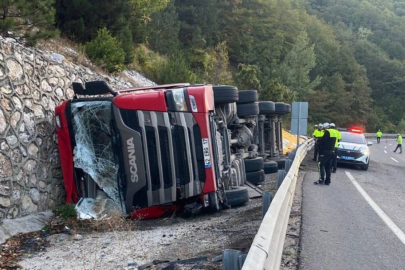 Kontrolden çıkan yem yüklü tır devrildi