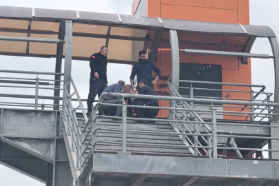 Üst geçitten indirildi, herkes alkışladı