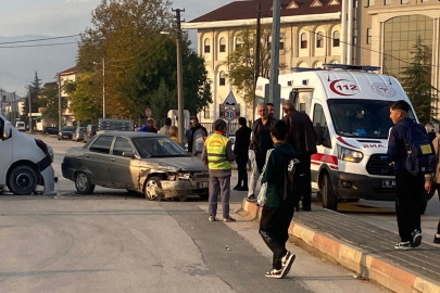 Ara sokaktan çıkan servis kazaya sebep oldu: 1 yaralı