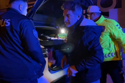 Alkollü yakalanan sürücü aracını öve öve bitiremedi