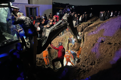 Bursa'da kanalizasyon çukuru kazarken göçük altında kalan 2 kardeş hayatını kaybetti