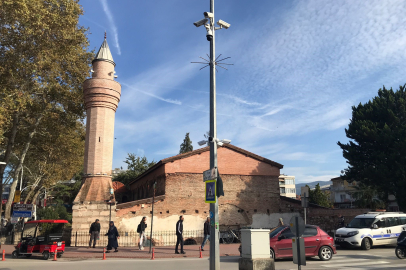 Tepki çeken restorasyon: "602 yıllık minare ayakta, 18 yıllık minare çürüyor"