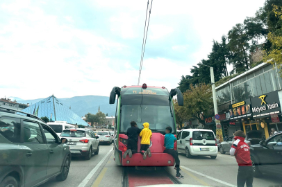 Tramvayın arkasına tutunup ölümle burun buruna geldiler