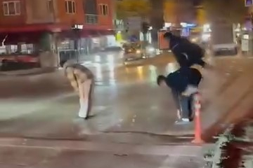 Yaya geçidinden karşıya birdirbir oynayarak geçtiler