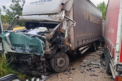 Kamyonlar kafa kafaya çarpıştı