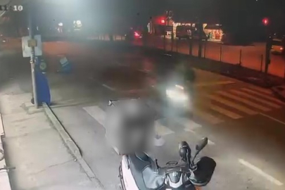 Motosikletli kuryenin çarptığı yaşlı adam kanlar içinde yere yığıldı