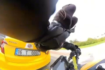 Trafiğin sıkıştığını görmeyen motosikletli, önünde duran taksiye çarptı